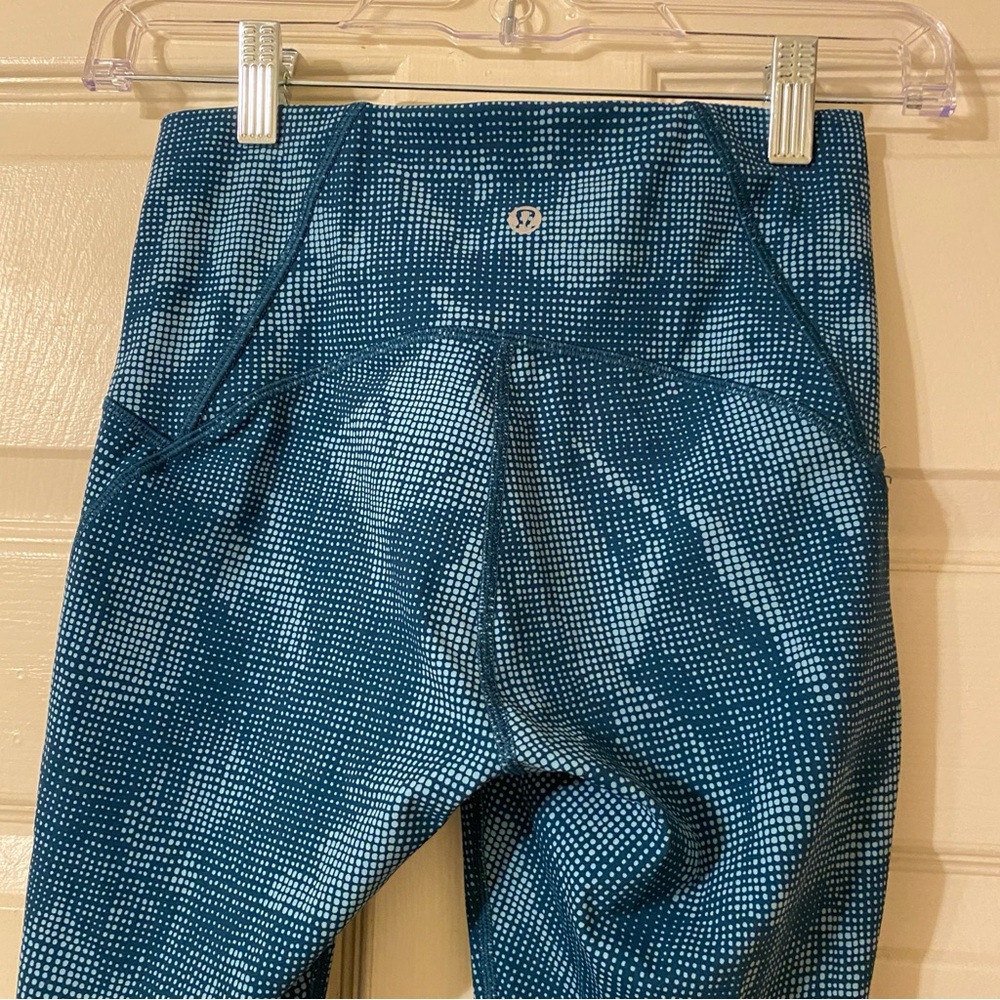 Lululemon High-Waisted Blue Printed Leggings – Size 4
